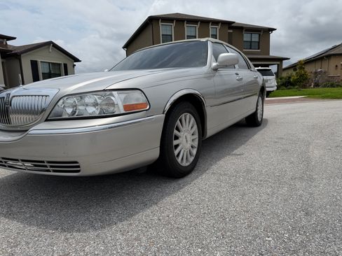 Used 2003 Lincoln Town Car Executive RWD image 6