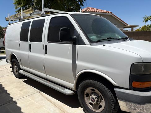 Used 2014 GMC Savana 2500 RWD image 1