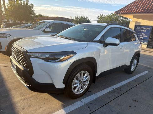 Used 2024 Toyota Corolla Cross LE image 5