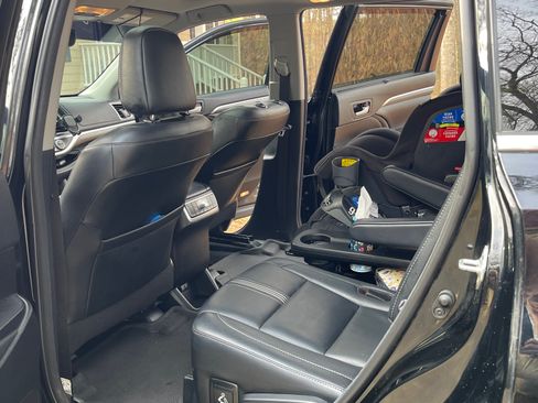 Used 2018 Toyota Highlander SE image 9