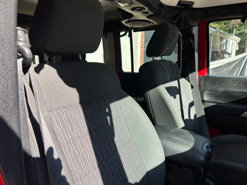 Used 2012 Jeep Wrangler Unlimited Sahara image 12