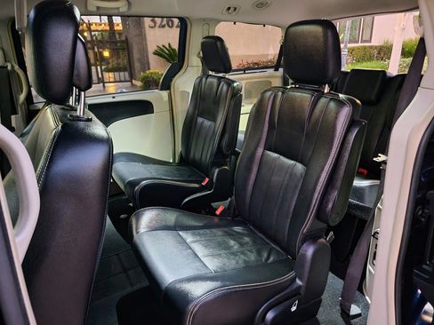 Used 2015 Chrysler Town & Country Touring image 26
