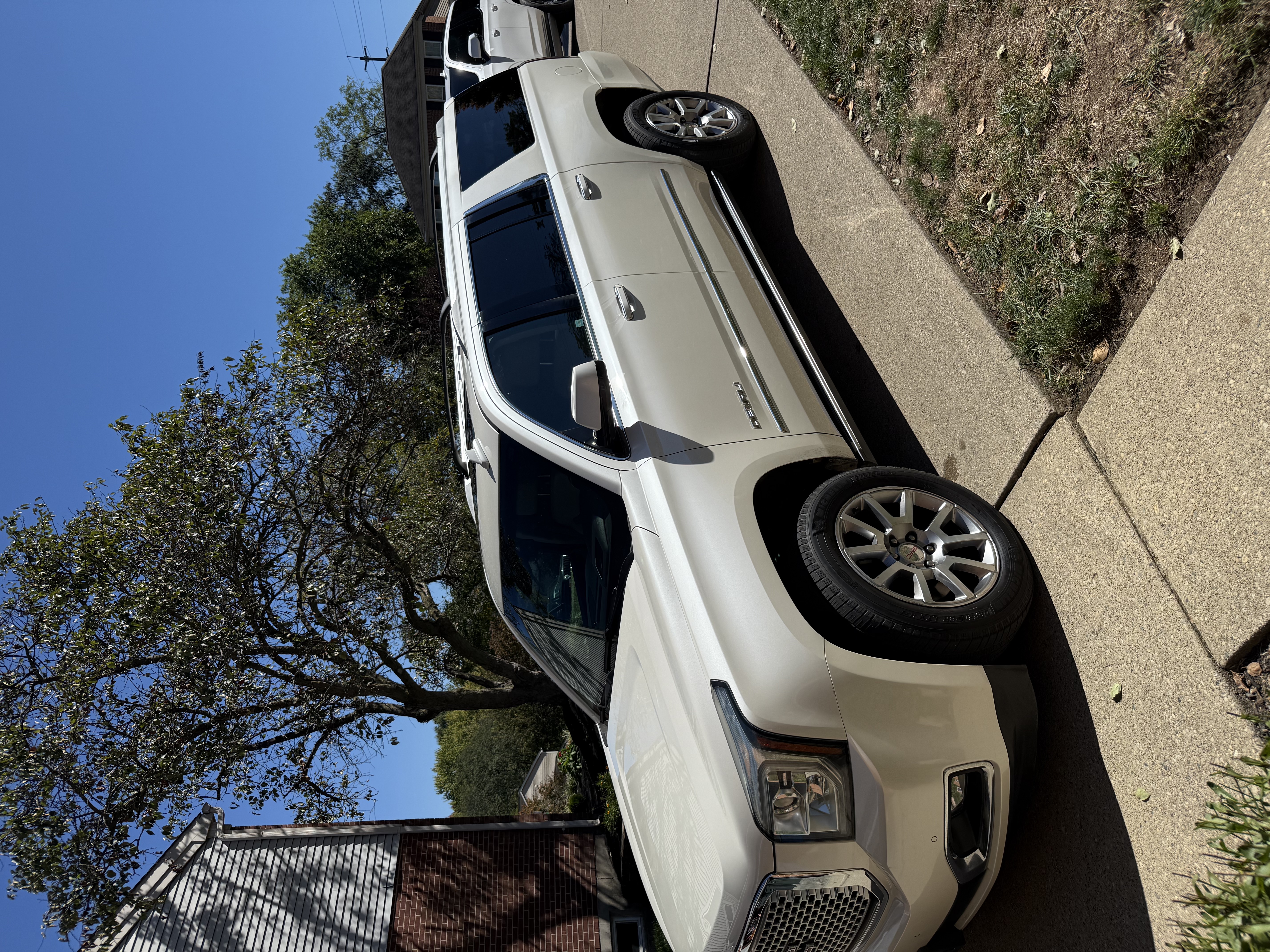 Used 2015 GMC Yukon XL Denali w/ Premium Package AWD/4WD image 8