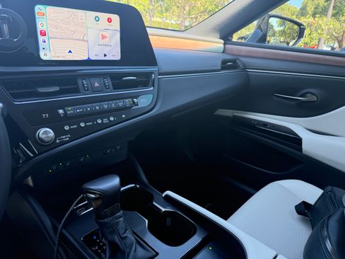 Used 2025 Lexus ES 300h w/ Premium Package FWD image 15
