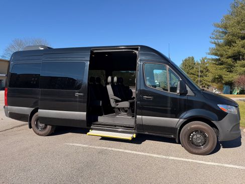 Used 2024 Mercedes-Benz Sprinter 2500 image 2