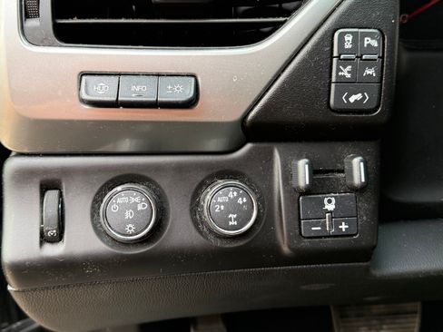 Used 2016 Chevrolet Suburban LTZ image 6