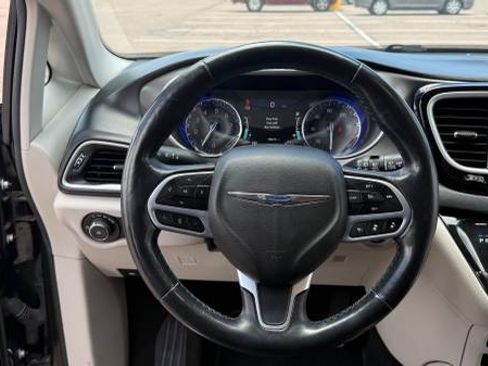 Used 2021 Chrysler Pacifica Touring-L FWD image 13