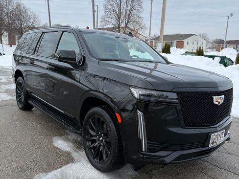Used 2023 Cadillac Escalade ESV Sport image 2