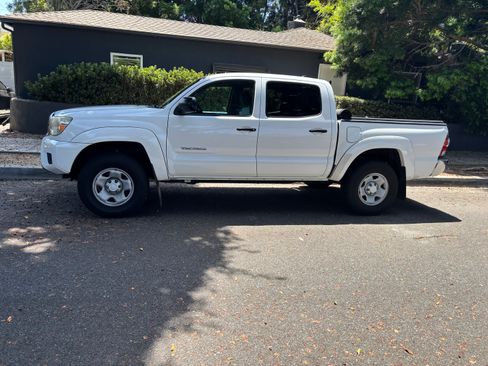 Used 2015 Toyota Tacoma PreRunner w/ SR5 Package RWD image 14