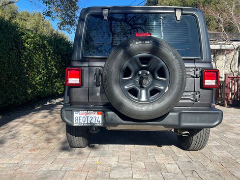 Used 2018 Jeep Wrangler Unlimited Sport image 4