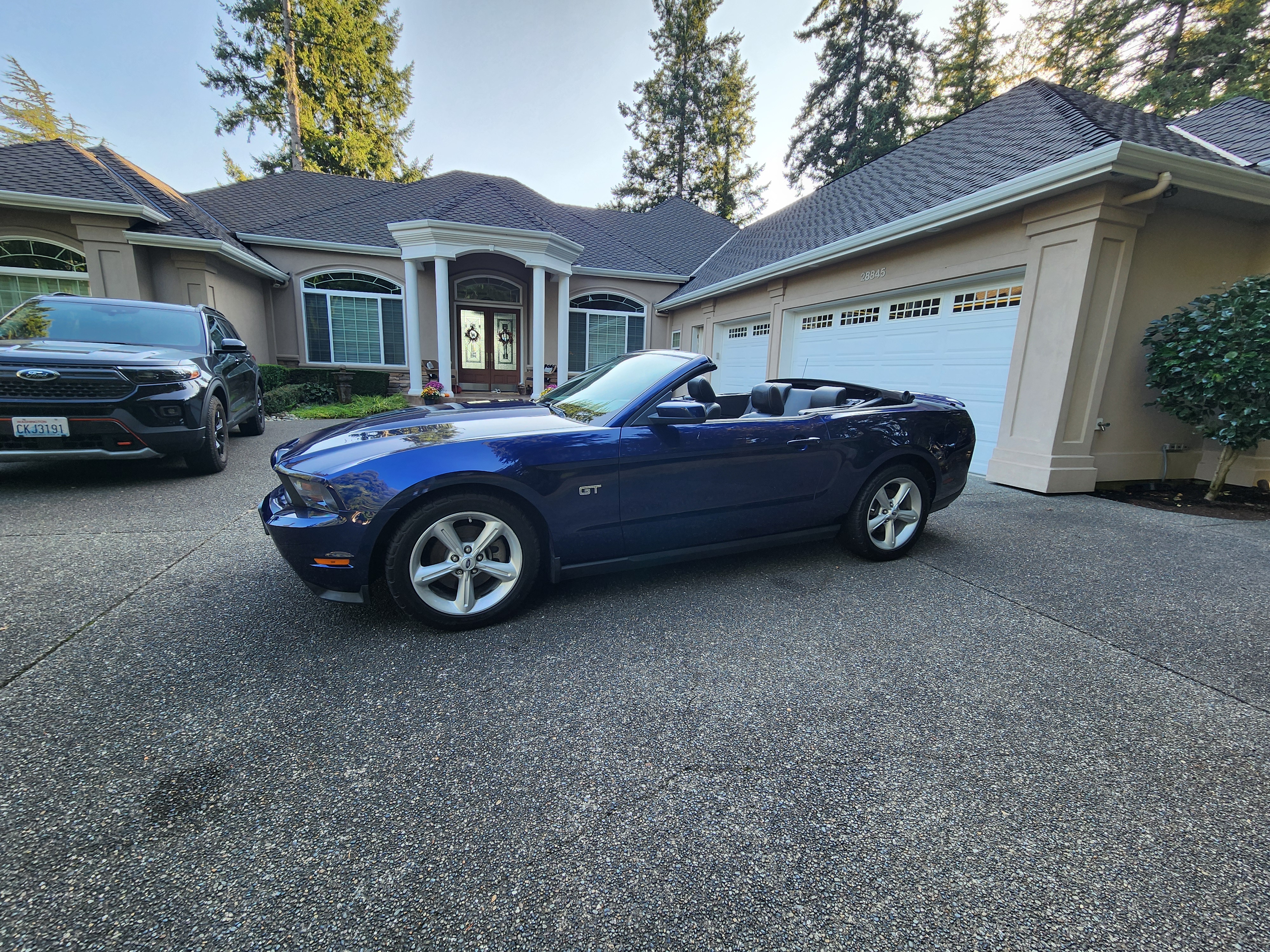 Used 2010 Ford Mustang GT RWD image 4
