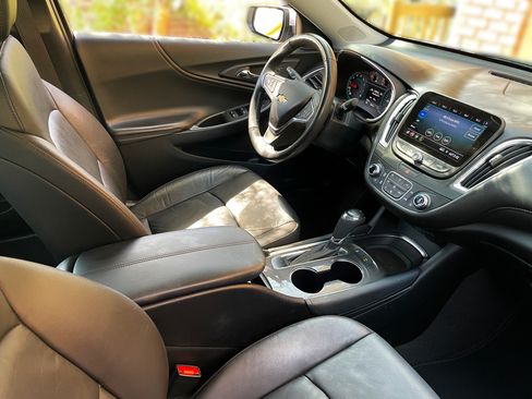 Used 2019 Chevrolet Malibu LT w/ Leather Package image 4