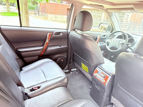 Used 2013 Toyota Highlander Limited AWD/4WD image 25