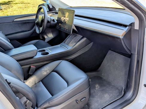 Used 2022 Tesla Model Y Long Range image 12