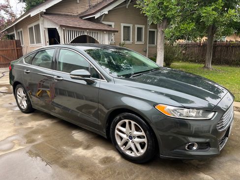 Used 2015 Ford Fusion SE w/ Equipment Group 202A image 4