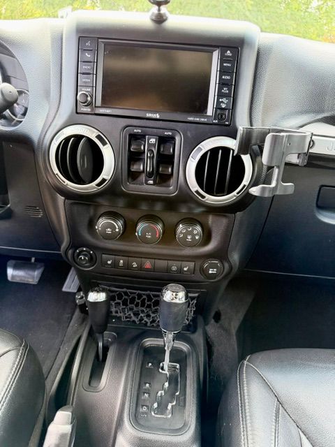 Used 2016 Jeep Wrangler Unlimited Sahara w/ Connectivity Group AWD/4WD image 8