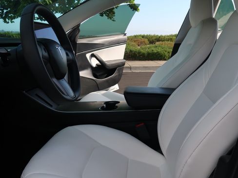 Used 2020 Tesla Model 3 Standard Range Plus image 11