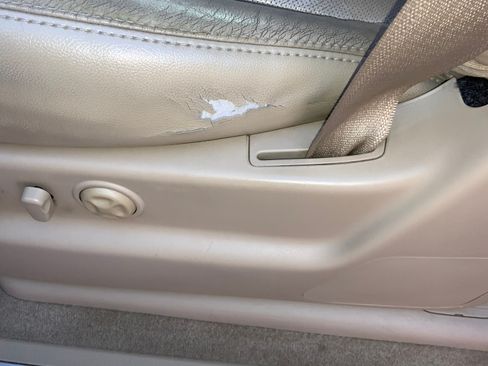 Used 2011 Chevrolet Avalanche LTZ image 9