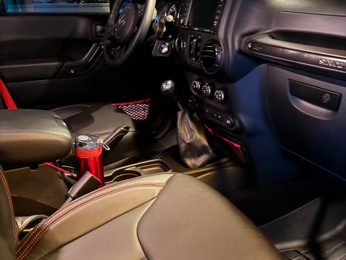 Used 2017 Jeep Wrangler Unlimited Rubicon image 5