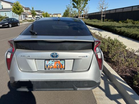 Used 2017 Toyota Prius Three Touring w/ Carpet Mat Package FWD image 4