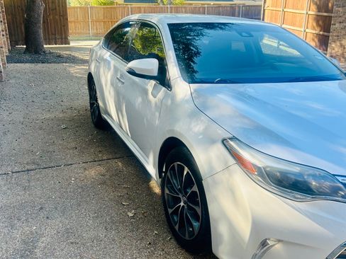 Used 2017 Toyota Avalon XLE image 2
