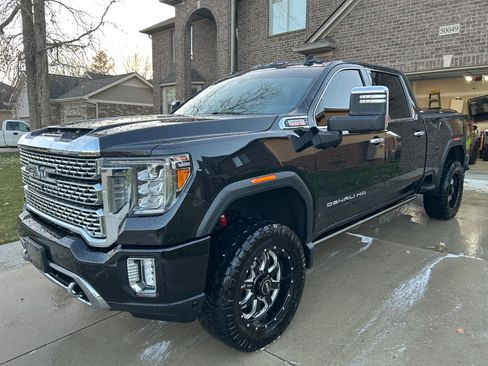 Used 2021 GMC Sierra 2500 Denali w/ Denali Black Diamond Edition image 1