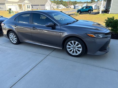 Used 2018 Toyota Camry LE image 4