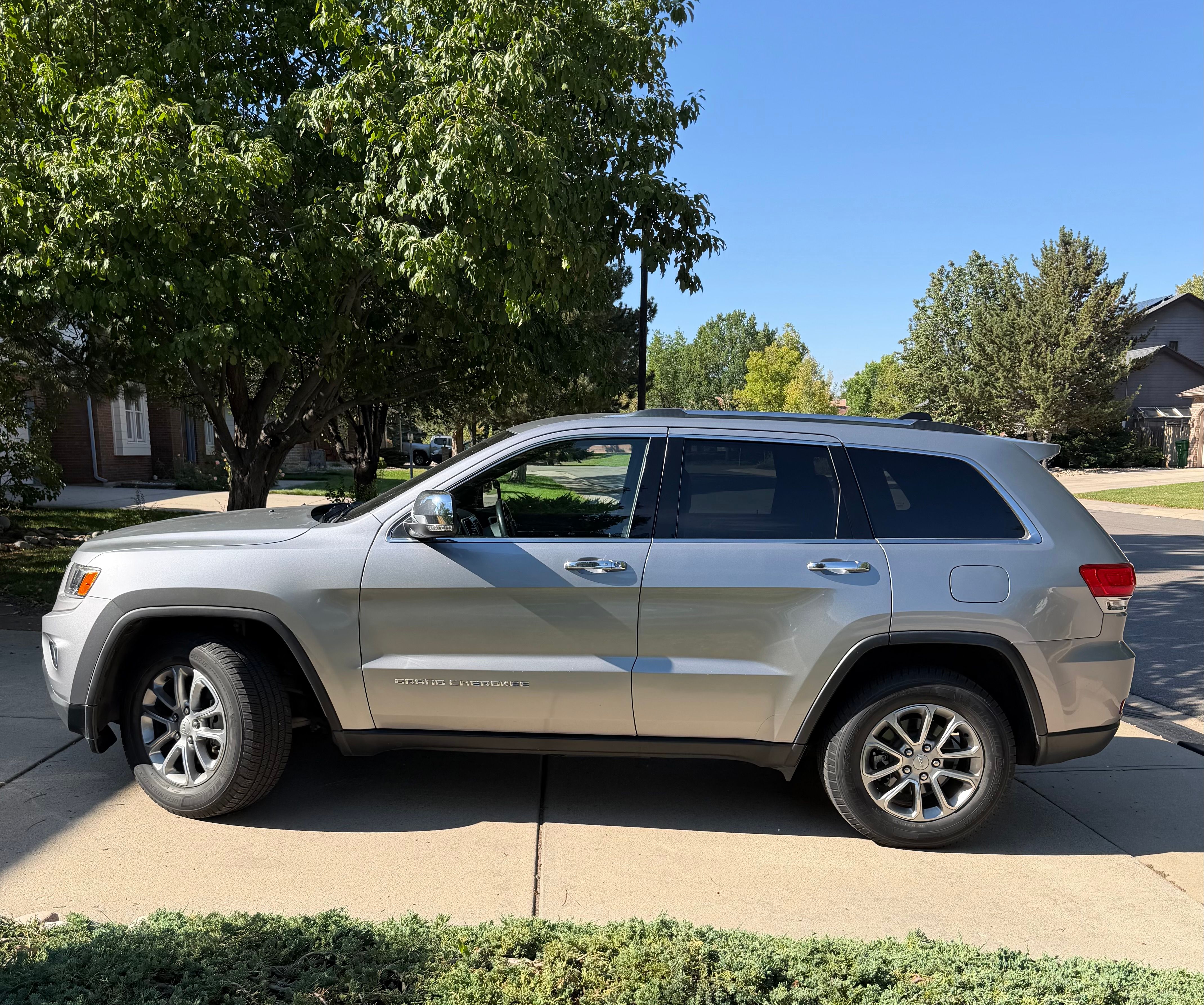 Used 2016 Jeep Grand Cherokee Limited AWD/4WD image 1