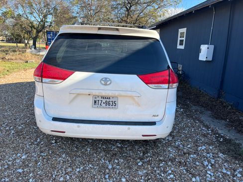 Used 2011 Toyota Sienna Limited image 5