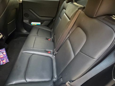 Used 2022 Tesla Model Y Long Range image 11