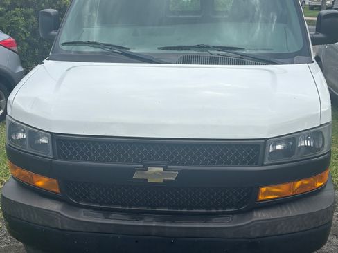 Used 2018 Chevrolet Express 2500 w/ Driver Convenience Package RWD image 1