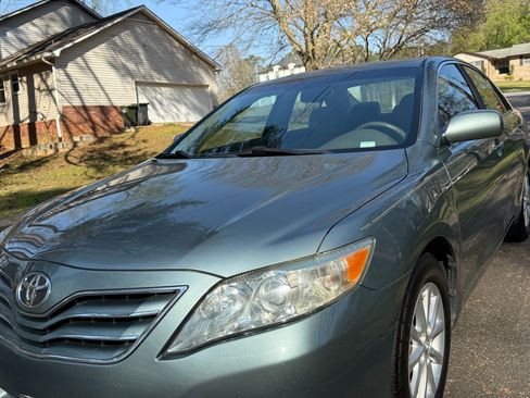 Used 2011 Toyota Camry XLE w/ SE/XLE Extra-Value Pkg image 1