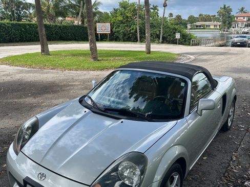 Used 2002 Toyota MR2 image 2