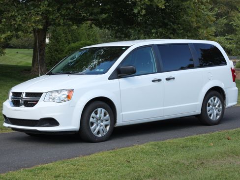 Used 2019 Dodge Grand Caravan SE w/ UConnect Hands-Free Group FWD image 4