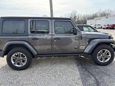 Used 2018 Jeep Wrangler Unlimited Sahara image 2