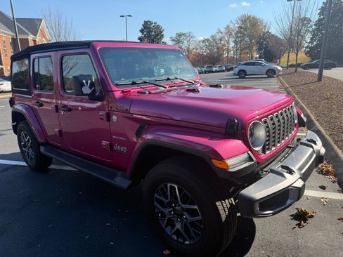 Used 2024 Jeep Wrangler Unlimited Sahara w/ Safety Group image 5