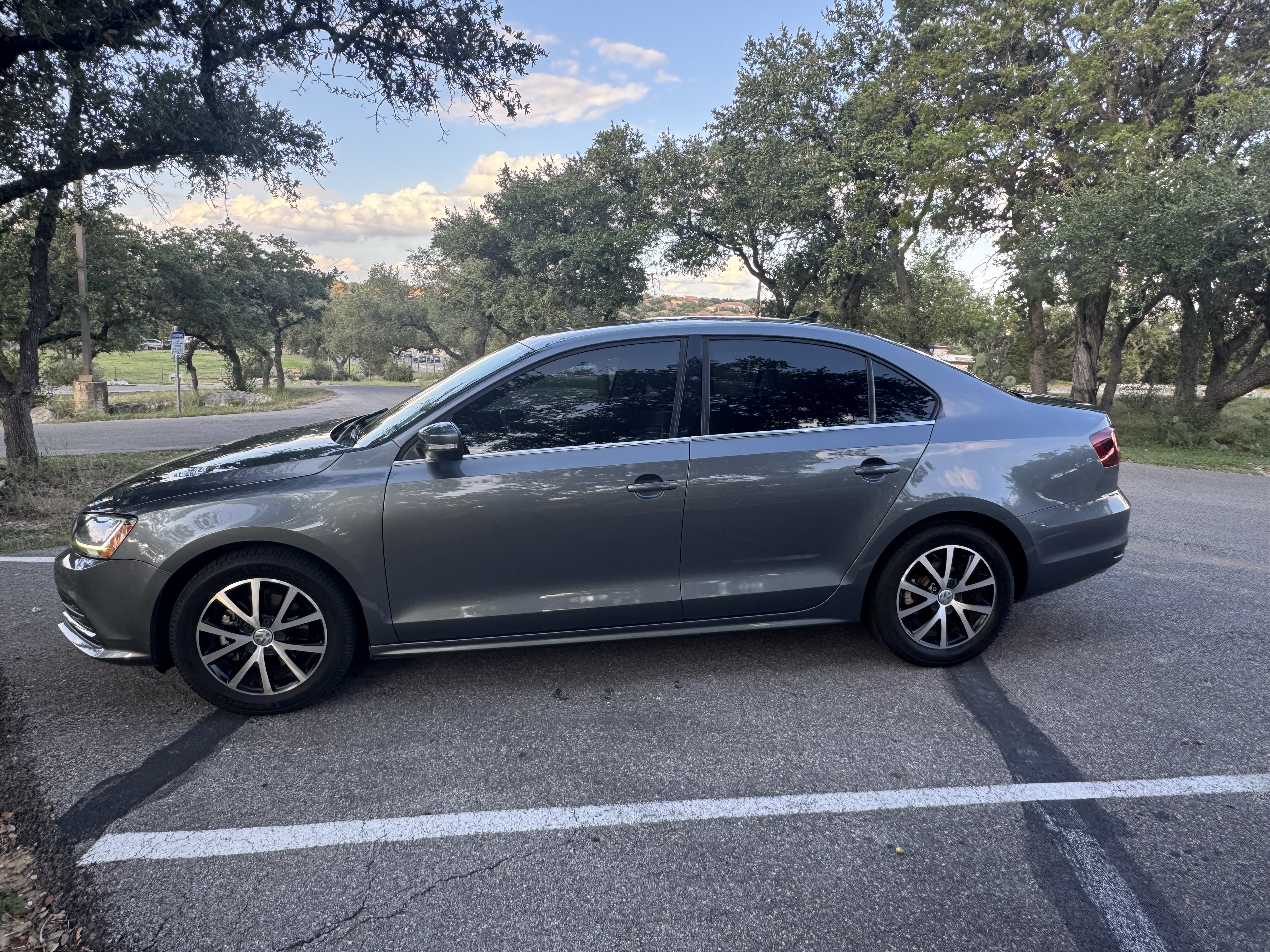 Used 2017 Volkswagen Jetta SE FWD image 1