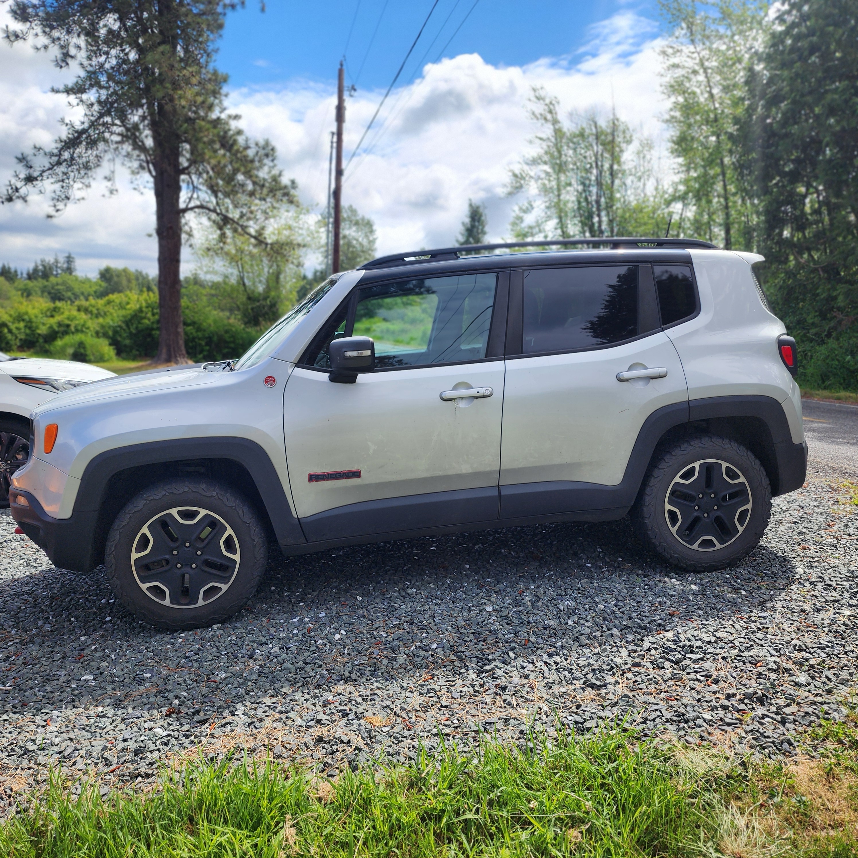 Used 2017 Jeep Renegade Trailhawk w/ Trailer Tow Group AWD/4WD image 2