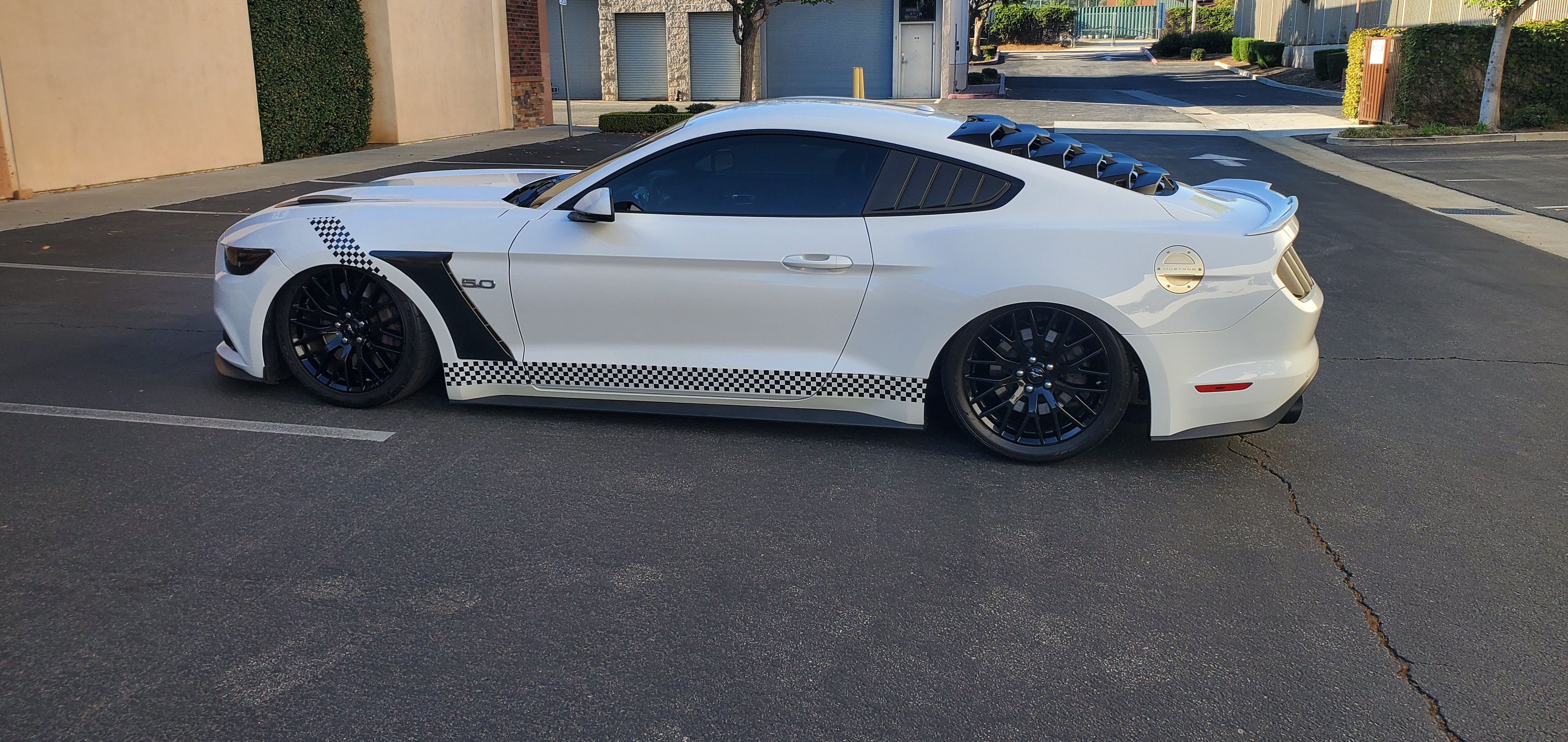 Used 2017 Ford Mustang GT Premium w/ GT Performance Package RWD image 4