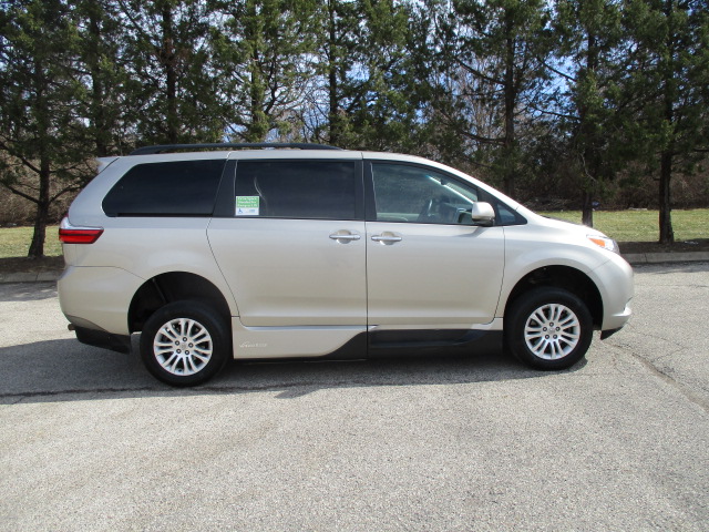 Used 2015 Toyota Sienna XLE FWD image 8