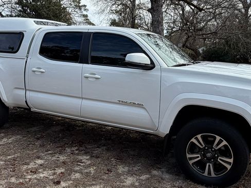 Used 2017 Toyota Tacoma TRD Sport image 10
