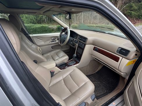 Used 2000 Volvo V70 SE image 4