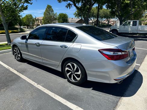 Used 2017 Honda Accord EX-L image 2