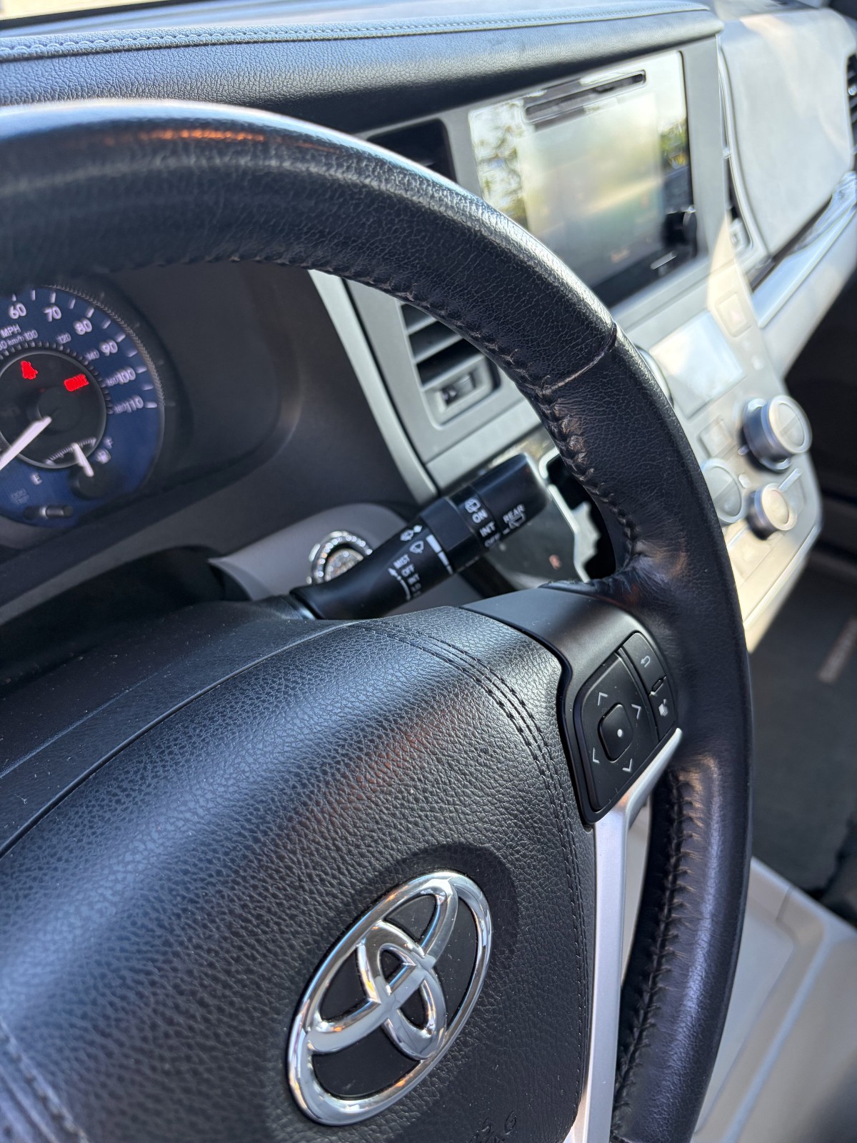 Used 2015 Toyota Sienna XLE w/ XLE Navigation Package FWD image 9