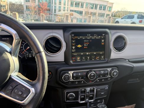 Used 2023 Jeep Wrangler Unlimited Sahara image 14