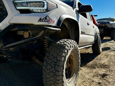 Used 2017 Toyota Tacoma TRD Off-Road AWD/4WD image 22