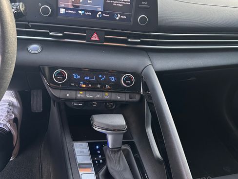 Used 2023 Hyundai Elantra Blue image 10