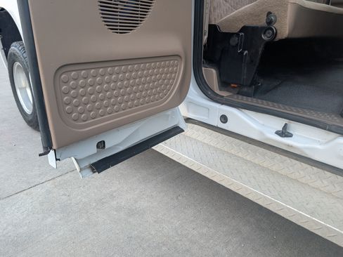 Used 1999 Ford F350 2WD SuperCab DRW Super Duty image 10