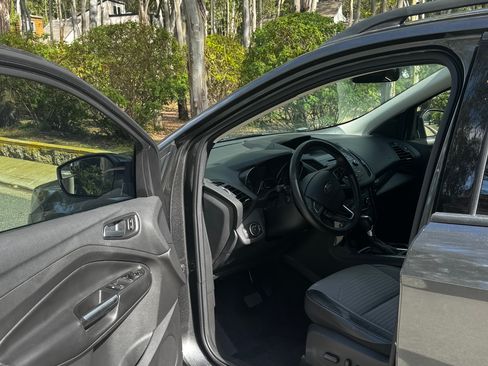 Used 2017 Ford Escape SE w/ SE Sport Appearance Package image 8