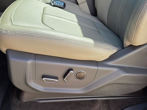 Used 2021 Ford Expedition Limited image 13